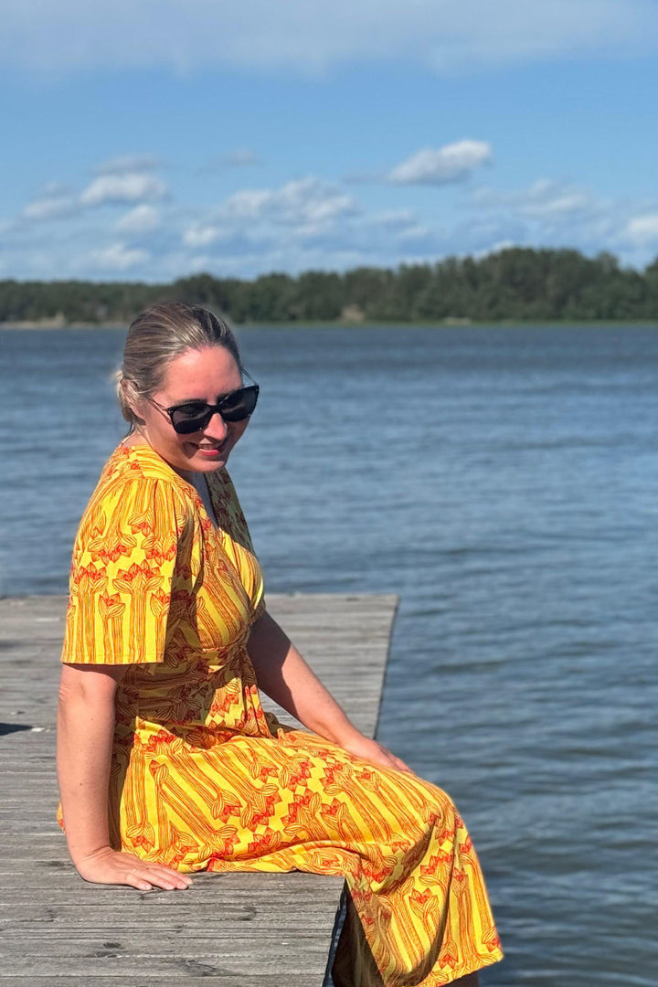 Taika-neulosmekko Amaryllis-kuosilla