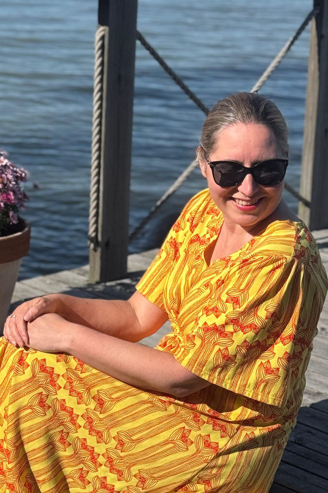 Taika-neulosmekko Amaryllis-kuosilla