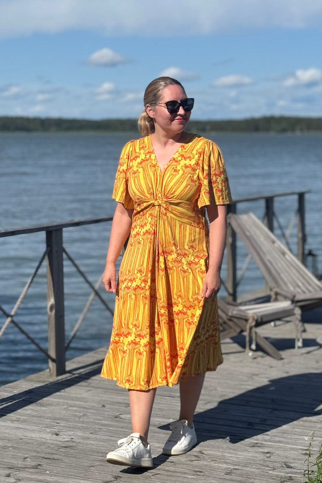 Taika-neulosmekko Amaryllis-kuosilla