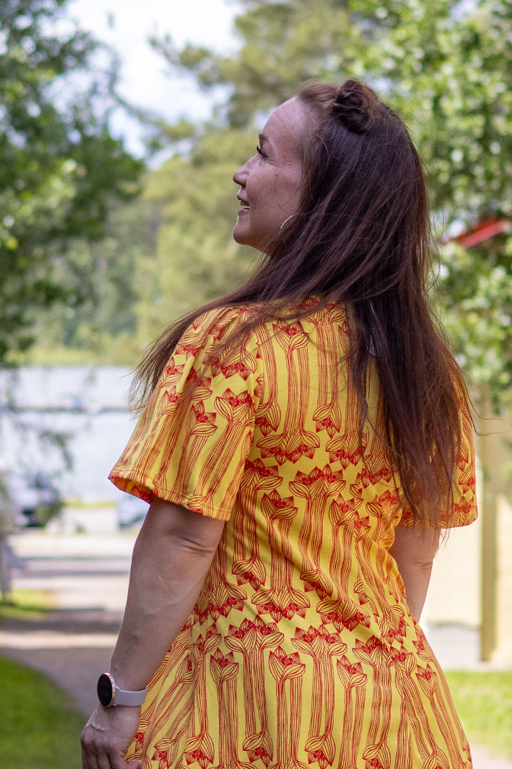 Taika-neulosmekko Amaryllis-kuosilla