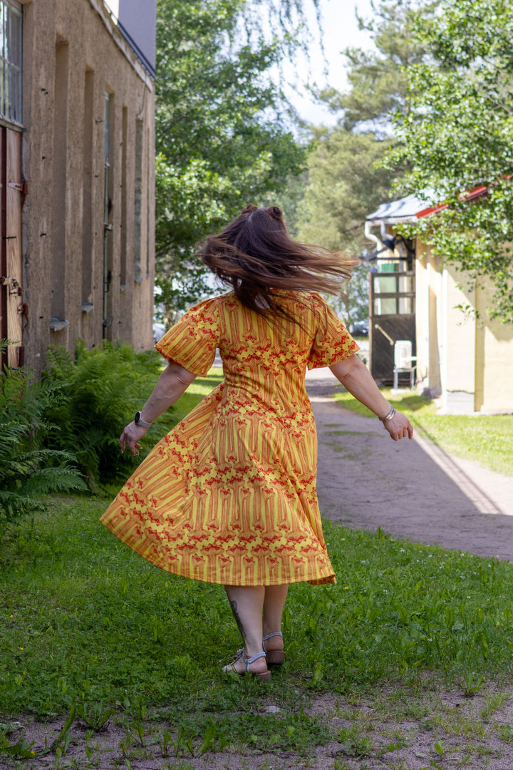 Taika-neulosmekko Amaryllis-kuosilla