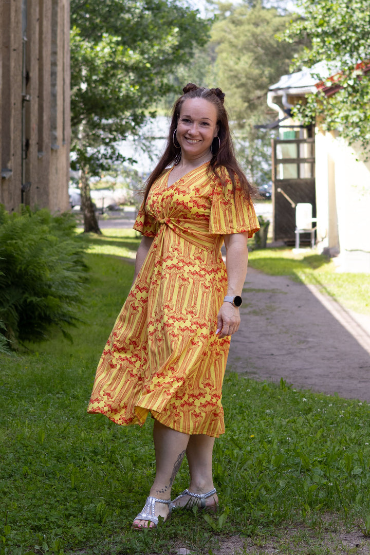 Taika-neulosmekko Amaryllis-kuosilla