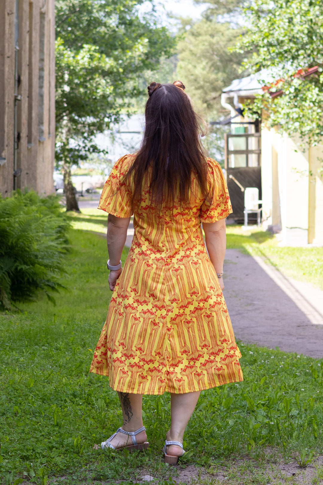 Taika-neulosmekko Amaryllis-kuosilla