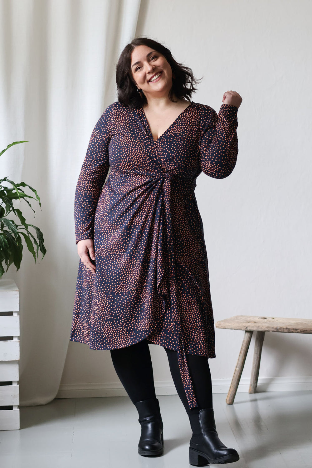 Laura-kietaisumekko Muru-kuosilla koossa XXL. Mekossa on Maija Nuppulan suunnittelema kuosi ja se on painettu Pälkäneellä Printscorpiolla. Mekko on valmistettu materiaaleista lähtien Suomessa eli se on täysin kotimainen.