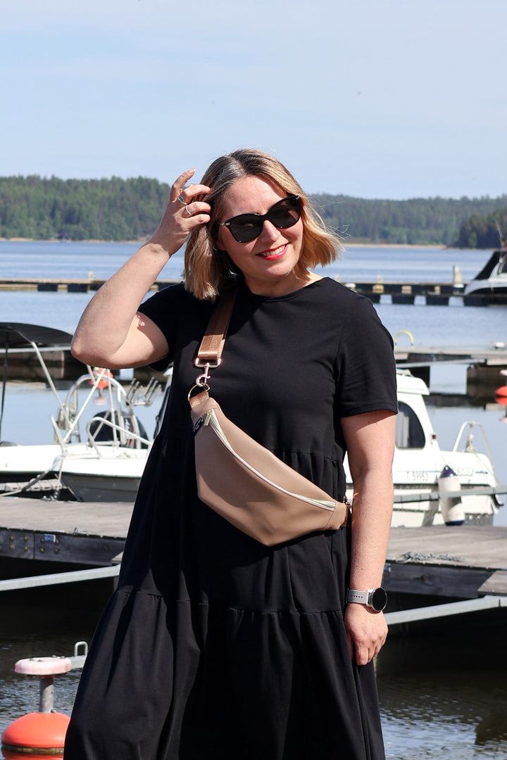 Mustaan Ruby-neulosmekkoon sopii täydellisesti Unacollectionin Emilia-laukku, joka mekon tapaan on kotimainen ja Suomessa valmistettu.